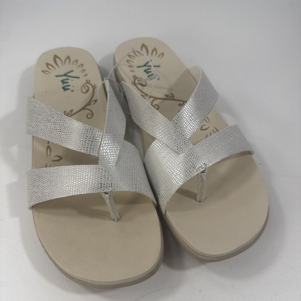 Yuu Chloe Silver sandals NWOB size 8 comfort